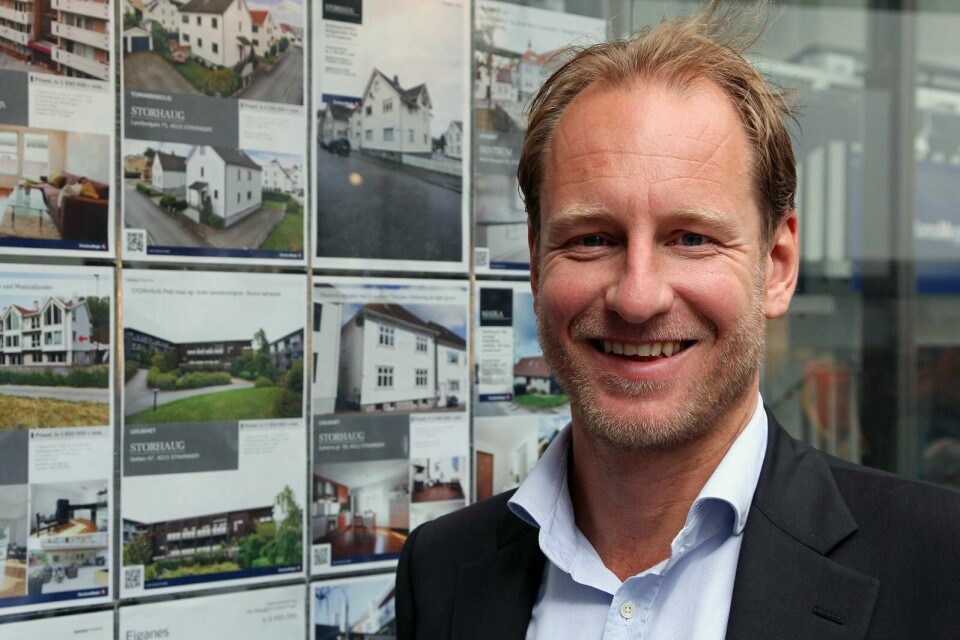 Rune Bertelsen, regionsjef i Eiendomsmegler 1, sier syv av 10 boliger selges for priser under prisantydning.