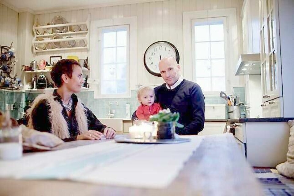 Geir Lippestad og kona Signe Husebye Lippestad, her sammen med datteren Mille Madicken, fikk tidligere i år Livsvernprisen, som deles ut av organisasjonen Menneskeverd. I juryens begrunnelse het det blant annet at de har bidratt til å synliggjøre at menneskeverd gjelder alle mennesker, uansett handling eller bakgrunn.