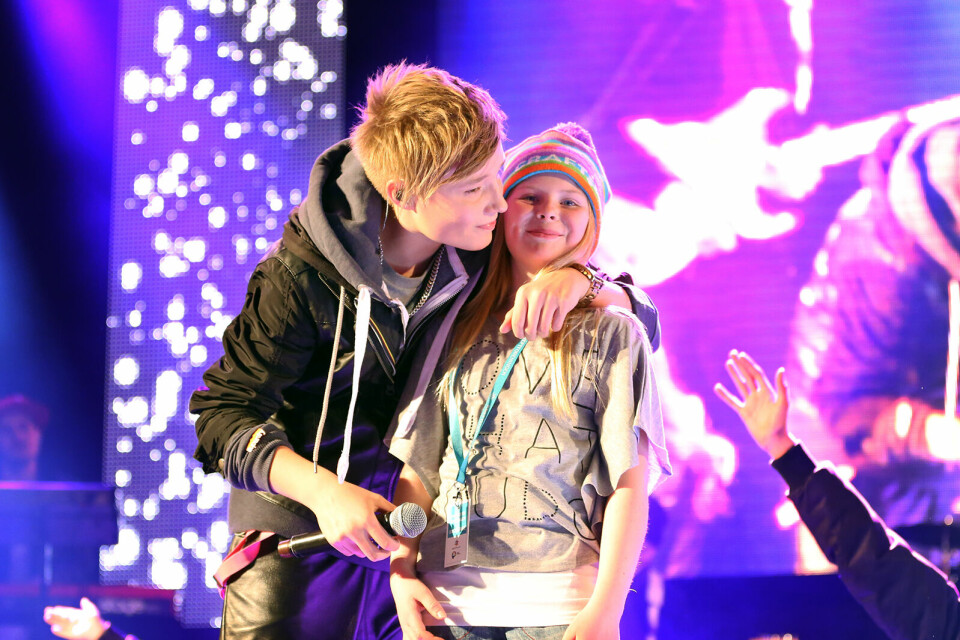 Isac Elliot kysset Synne Flatheim Jensen (11) på kinnet. Vurdert ut fra skrikene er det nok mange som misunner henne den opplevelsen. Isac Elliot kysset Synne Flatheim Jensen (11) på kinnet. Vurdert ut fra skrikene er det nok mange som misunner henne den opplevelsen.
