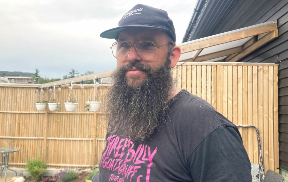 – Slik som situasjonen er nå, så føler jeg at jeg har ingen annen utvei enn å si ifra. Det norske samfunnet er dessverre ikke laget for en familie med kun én inntekt. Nå må politikerne våkne opp, sier han og legger til at den lønnsøkningen som man har hatt, kun dekker en brøkdel av utgiftene som har økt, sier Yngve Holkestad (44). Yngve Holkestad (44)