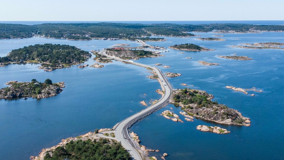 «Det er veldig få boliger tilgjengelig i Hvaler i den prisklassen de unge kan klare, selv når man er to, hvis man enslig er det enda verre», skriver Vigdis Tingelstad. Fredrikstad. Hvaler. Drone. Flyfoto. Luftfoto. Skjærgården. Hytte. Ferie. Sommer. Bro.