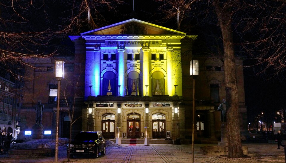 Innsamlingsaksjoner, støttekonserter og offentlig støtte i forbindelse med krigen i Ukraina sørget for rekordinntekter for norske hjelpeorganisasjoner i fjor. Illustrasjonsfoto. Nationaltheatret ble lyst opp i de ukrainske fargene under støttekonserten.Foto: Heiko Junge / NTB