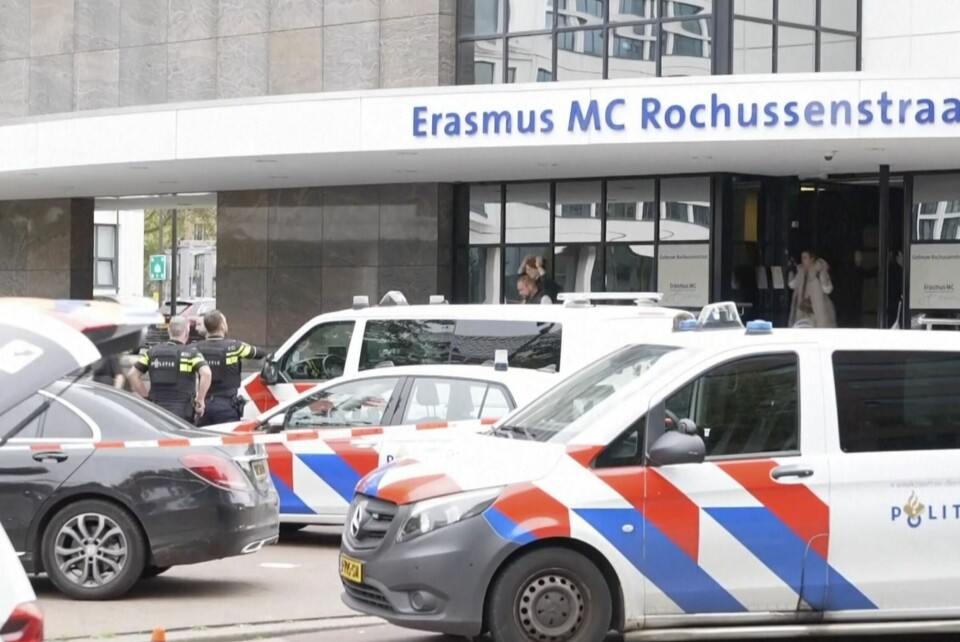 Politiet sperret av store deler av Rotterdam sentrum etter meldingen om at tre personer var skutt og såret i to skyteepisoder. Politi og nødetater utenfor Erasmus MC-sykehuset i Rotterdam etter skyteepisodene der to mennesker ble drept og en tenåring ble alvorlig såret. Foto: AP / NTB