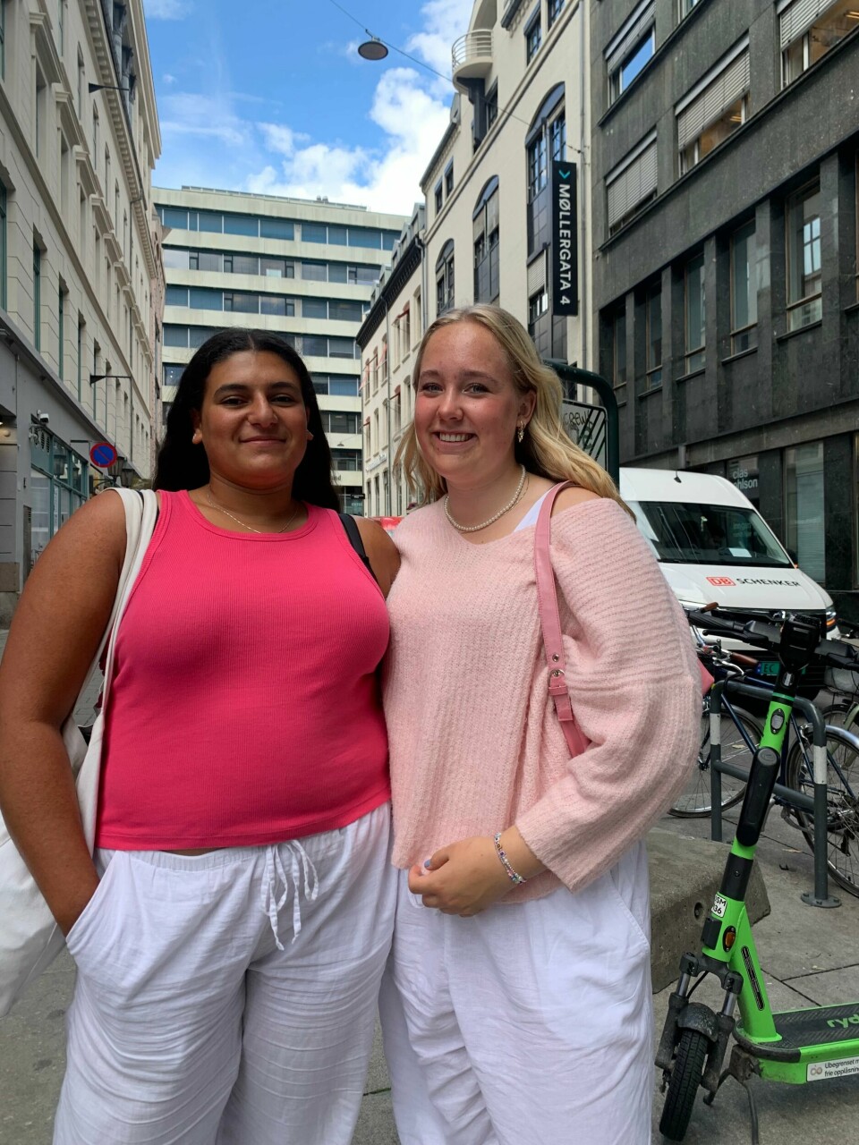 Maria Gunam og Sandra Johnsen sier at de uansett bruker plastposene som søppelposer, og synes prisene er unødvendig høye. Maria Gunam og Sandra Johnsen sier at de uansett bruker plastposene som søppelposer, og synes prisene er unødvendig høye.