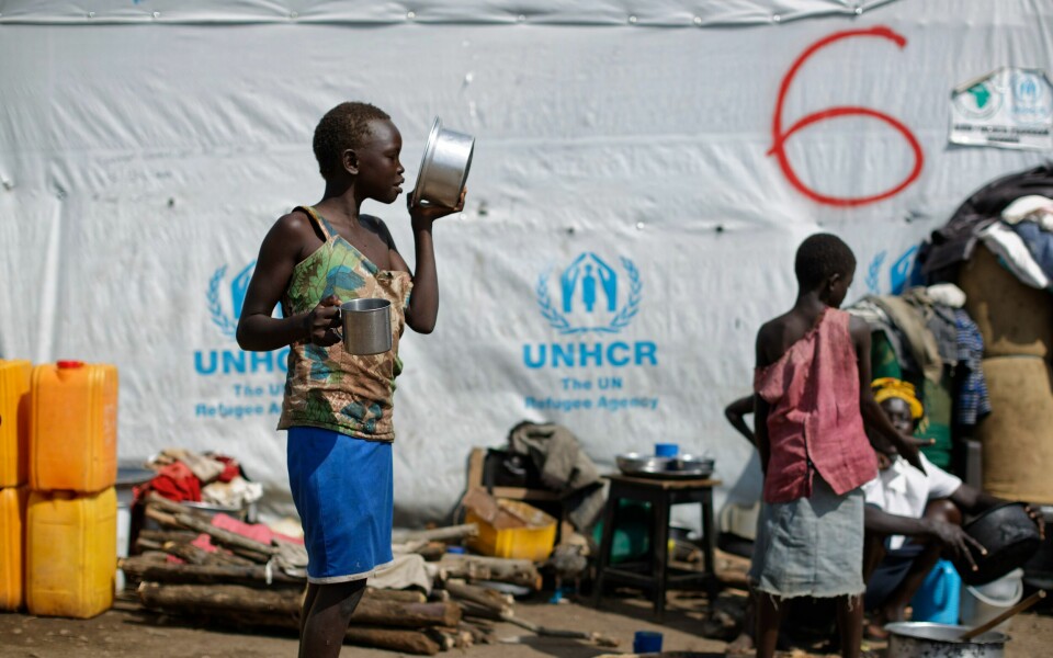 Flere av flyktningene i Uganda er avhengig av matrasjoner fra WFP. Avbildet er en ung sørsudanesisk flyktning i Uganda i 2017. Avbildet er en ung sørsudanesisk flyktning i Uganda i 2017.
