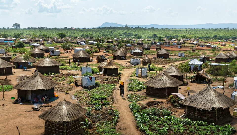 Kvinner bærer vann hjem fra brønnen i Bidibidi nord i Uganda i 2017. På det tidspunktet var det verdens største flyktningbosetning.
