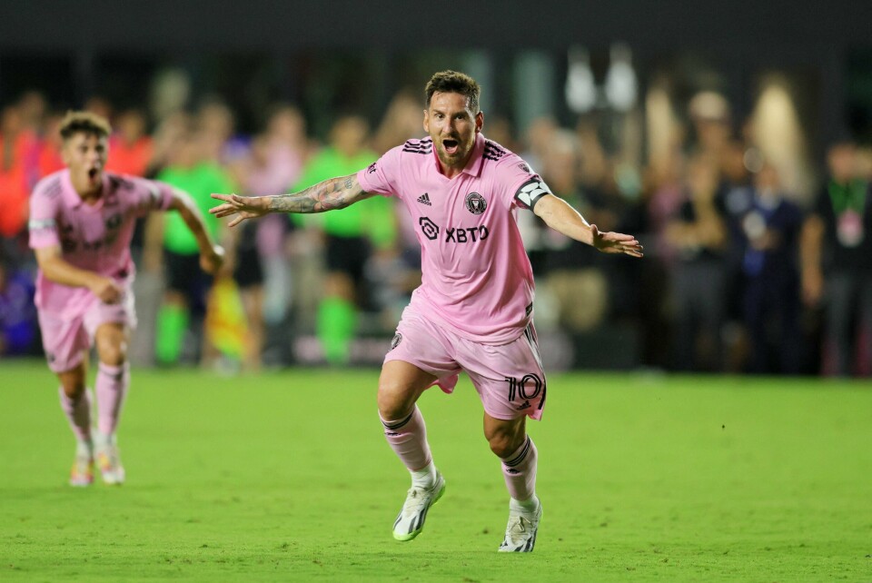 Lionel Messi gjorde som han har gjort så ofte i sin karriere. Den argentinske magikeren skrudde et frispark i mål på overtid, for å gi Inter Miami seieren i debuten. Lionel Messi gjorde som han har gjort så ofte i sin karriere. Den argentinske magikeren skrudde et frispark i mål på overtid, for å gi Inter Miami seieren i debuten.