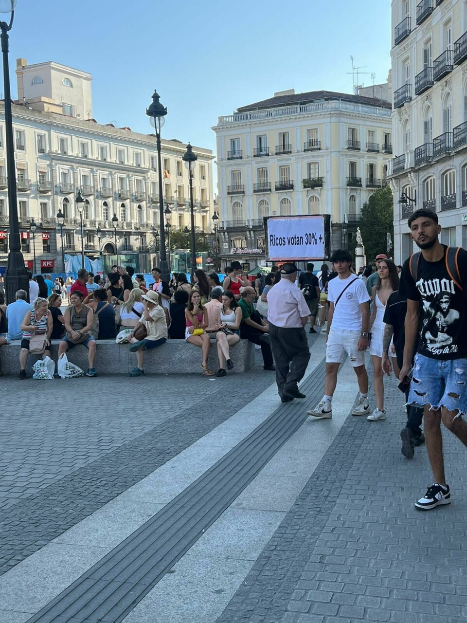 En mann bærer skiltet 'Ricos Votan 30%' (Rike stemmer 30 prosent) i Madrid fredag kveld. Den spanske venstresiden har håp om at Vox kan skremme vekk moderate høyrevelgere fra PP. En mann bærer skiltet 'Ricos Votan 30%' (Rike stemmer 30 prosent) i Madrid fredag kveld.