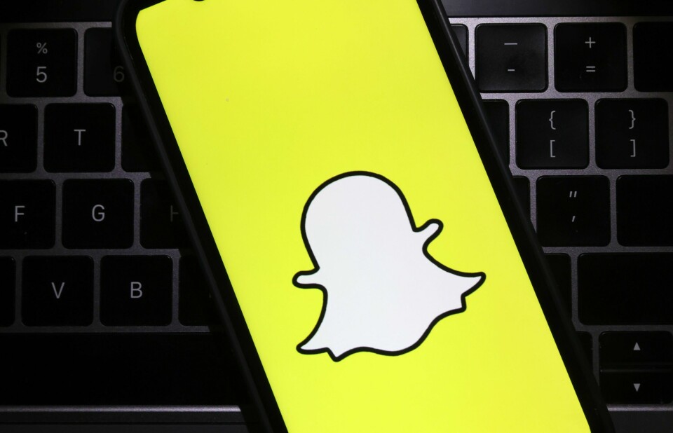 Snapkartet kan gi foreldre falsk trygghet. Stedet ungdommene befinner seg forteller ikke om de er trygge, og heller ikke om de har det bra, skriver spesialrådgiver i Redd Barna Kaja Hegg Snapchat logoen gul bakgrunn og en hvit spøkelse
