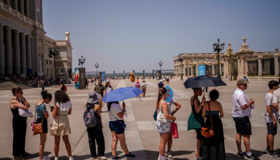 Spania har vært preget av en hetebølge i sommer. Flere spanjoler holder seg inne på midten av dagen når det er varmest. Her står turister i kø utenfor slottet i Madrid tidligere denne uken. Her står turister i kø utenfor slottet i Madrid tidligere denne uken.