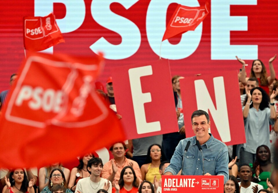 Den sittende statsministeren og lederen av det spanske sosialistpartiet (PSOE), Pedro Sanchez, skrev ut nyvalg tidligere i år. I dag blir det avgjort om han får fortsette som statsminister, eller må gi makten til høyresiden. Den sittende statsministeren og lederen av det spanske sosialistpartiet (PSOE), Pedro Sanchez, skrev ut nyvalg tidligere i år. I dag blir det avgjort om han får fortsette som statsminister, eller må gi makten til høyresiden.
