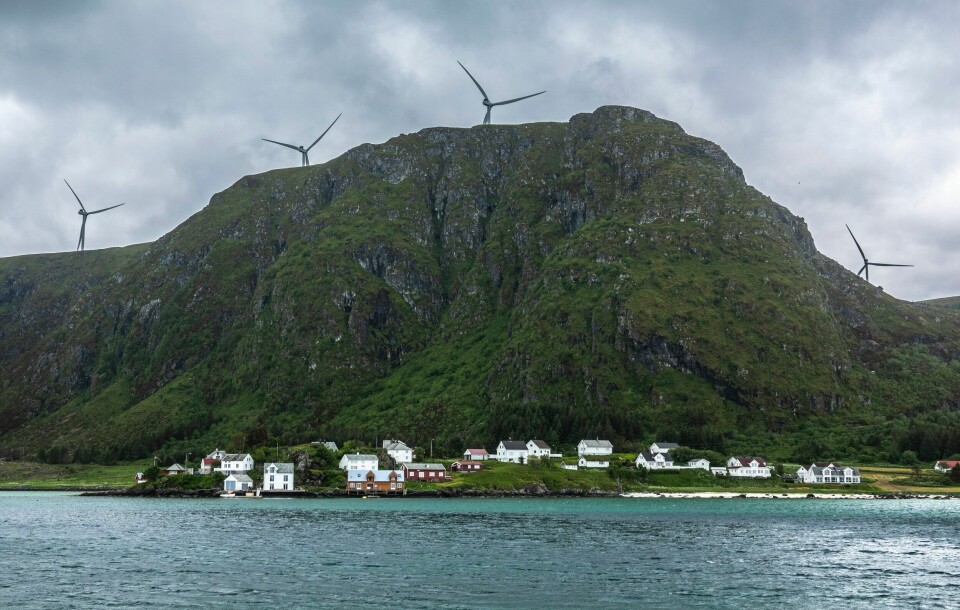 Tettstedet Ulla på Haramsøya i Ålesund kommune i Møre og Romsdal. Vindturbiner tilhørende Haram vindkraftverk på fjellet over Ulla. Tettstedet Ulla på Haramsøya i Ålesund kommune i Møre og Romsdal. Vindturbiner tilhørende Haram vindkraftverk på fjellet over tettstedet.