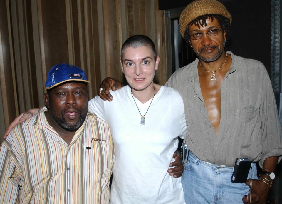 Sinead O'Connor på Jamaica i 2005, med bassisten Robbie Shakespeare og trommeslageren Sly Dunbar, Sinead O'Connor på Jamaica i 2005, med bassisten Robbie Shakespeare og trommeslageren Sly Dunbar,