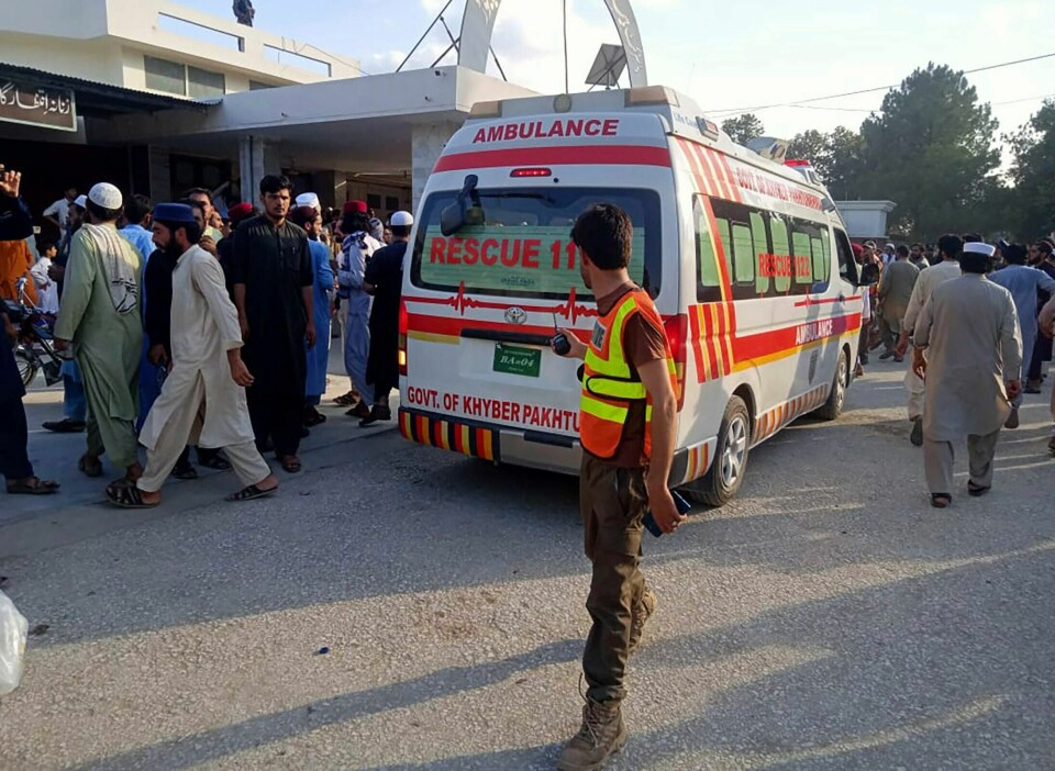 Minst 40 mennesker har mistet livet i et selvmordsangrep mot en politisk møte i Pakistan søndag. Mange flere er såret. Minst 40 mennesker har mistet livet i et selvmordsangrep mot en politisk møte i Pakistan søndag. Mange flere er såret. Foto: Rescue 1122 Head Quarters / AP / NTB