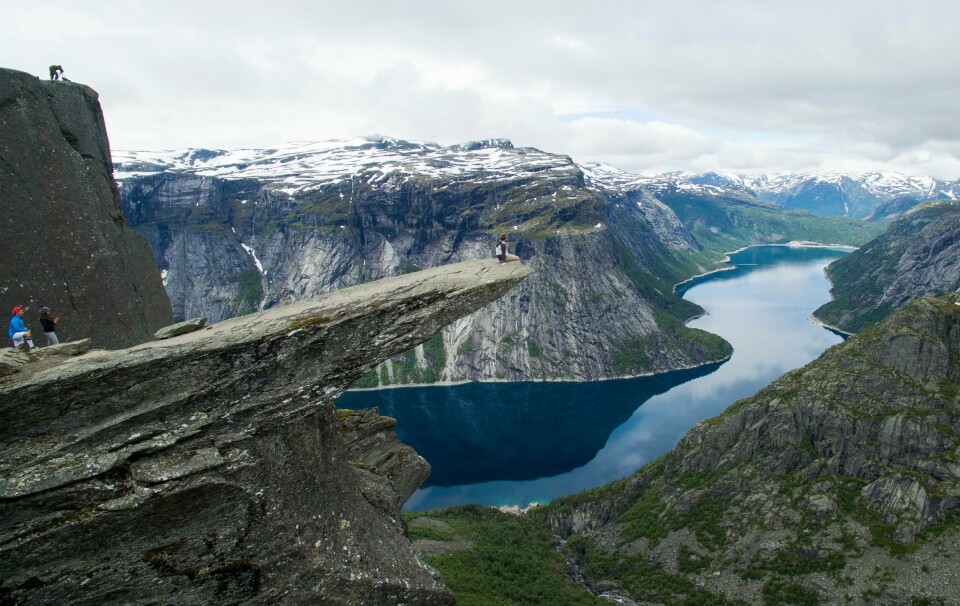 Hele 13 brudepar ble viet på to timer på turistattraksjonen Trolltunga i Hardanger fredag. Hele 13 brudepar ble viet på to timer på turistattraksjonen Trolltunga i Hardanger fredag.Foto: Tore Meek / NTB