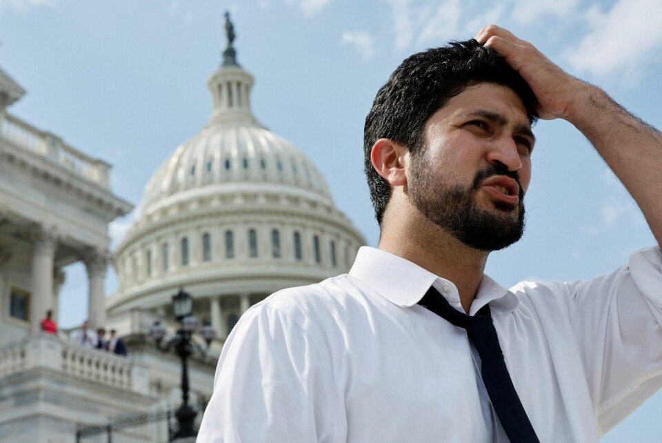 Demokrat Greg Casar fra Texas tørstestreiket i åtte timer foran kongressbygningen tirsdag. Demokraten Greg Casar taler foran Kongressbygningen.