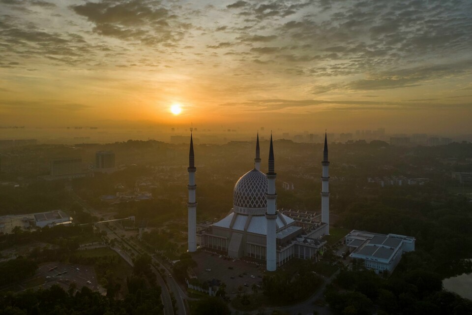 Homofili er straffbart i Malaysia. Flere menneskerettighetsgrupper har meldt at det er en økende intoleranse i landet overfor LHBT-personer. Bildet viser Sultan Salahuddin Abdul Aziz Shah-moskeen i Selangor. Homofili er straffbart i Malaysia. Flere menneskerettighetsgrupper har meldt at det er en økende intoleranse i landet overfor LHBT-personer. Bildet viser Sultan Salahuddin Abdul Aziz Shah-moskeen i Selangor. Foto: Vincent Thian / AP / NTB