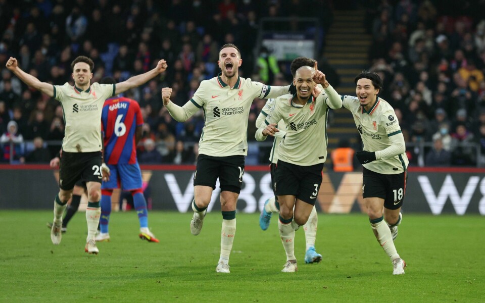 Fabinho (nr. 3) jubler for scoring med blant andre Jordan Henderson (nr. 14) forrige sesong. Nå har begge forlatt Liverpool til fordel for Saudi-Arabia. Fabinho jubler for sin 3-1-scoring på straffespark, som sikret seier mot Crystal Palace, med Jordan Henderson og Takumi Minamino.
