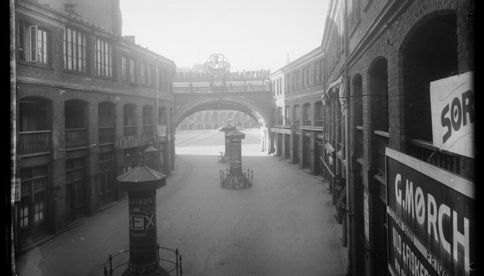Bazarhallen lå i kjelleren under den store basaren på youngstorget, der folketeaterbygningen ligger idag. Søylene midt i passasjen hadde vinduer som brakte lys inn, og som gjorde at man fra utsida kunne se hva som skjedde der inne. Barna i nabolaget holdt særlig utkikk etter George. Bazarhallen lå i kjelleren under den store basaren på youngstorget, der folketeaterbygningen ligger idag. Søylene midt i passasjen hadde vinduer som brakte lys inn, og som gjorde at man fra utsida kunne se hva som skjedde der inne. Barna i nabolaget holdt særlig utkikk etter George.