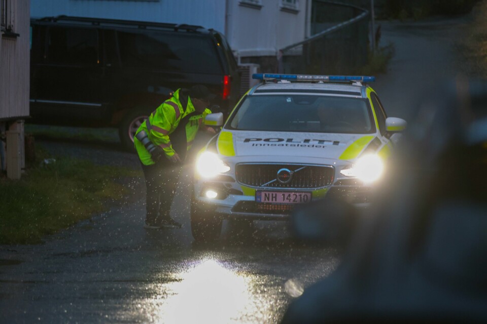 Politiet på stedet etter at en person ble knivstukket på en privatadresse i Sandefjord søndag kveld. Politiet jobber på stedet etter at en mann i 30-årene ble knivstukket på en privatadresse i Sandefjord søndag kveld. En antatt gjerningsperson er pågrepet. Foto: Trond R. Teigen / NTB
