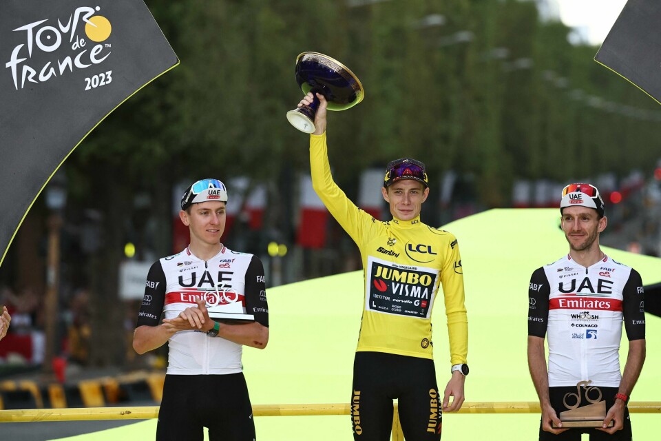 Jonas Vingegaard forsvarte fjorårstriumfen og vant Tour de France for andre året på rad, foran Tadej Pogacar (t.v.) og UAE-lagkamerat Adam Yates (t.h.) Jonas Vingegaard forsvarte fjorårstriumfen og vant Tour de France for andre året på rad, foran Tadej Pogacar (t.v.) og UAE-lagkamerat Adam Yates (t.h.)