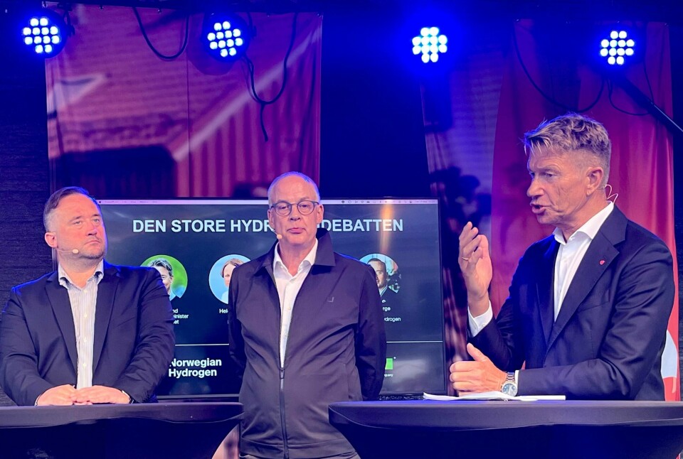 Å få skip over på hydrogen er viktig for å få ned klimautslippene. Men milliardstøtte til satsingen blir stående ubrukt. Trist, mener olje- og energiminister Terje Aasland (Ap), her i debatt med Norwegian Hydrogen-direktør Jens Berge (t.v) og Lars Wittemann fra møbelprodusenten Ekornes i Arendal. Å få skip over på hydrogen er viktig for å få ned klimautslippene. Men milliardstøtte til satsingen blir stående ubrukt. Trist, mener olje- og energiminister Terje Aasland (Ap), her i debatt med Norsk Hydrogen-direktør Jens Berge (t.v) og Lars Wittemann fra møbelprodusenten Ekornes i Arendal. Foto: Bibiana Piene / NTB