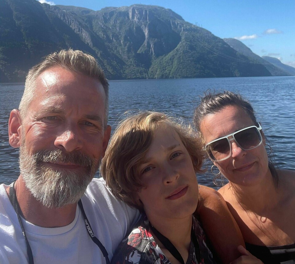Henryk Reimers, sønnen Jonne og konen Inga kjøpte hytte på Finnøy i 2020. Nå ser flere meglere en økende trend der utlendinger kjøper hytter og feriehus i Norge. Henryk Reimers, sønnen og konen kjøpte hytte på Finnøy i 2020. Nå ser flere meglere en økende trend der utlendinger kjøper hytter og feriehus i Norge.