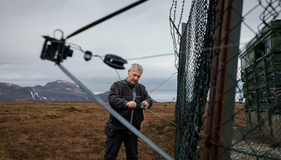 Det er alltid noe som må fikses, selv om det for lengst er vedtatt at Forsvaret ikke lenger skal ha base på Andøya. Elg prøver stadig vekk å ta seg inn på flyplassområdet og river gjerne ned deler av det strømførende gjerdet i forsøket. Da rykker Dzevad Lugavic og de andre elektrikerne ut. Dzevad Lugavic er elektriker ved Andøya militære lufthavn. Her reparerer han et strømgjerde, etter at en elg har løpt inn i det.