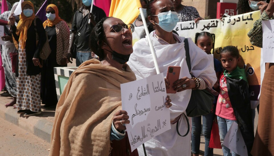 Demonstranter protesterte mot vold mot kvinner utenfor FN-kontoret i Sudans hovedstad Khartoum i februar 2022. Også under kamphandlingene som har brutt ut i år, har FN avdekket seksuell vold i stor skala begått mot kvinner og jenter. Demonstranter protesterte mot vold mot kvinner utenfor FN-kontoret i Sudans hovedstad Khartoum i februar 2022. Også under kamphandlingene som har brutt ut i år, har FN avdekket seksuell vold i stor skala begått mot kvinner og jenter. Arkivfoto: Marwan Ali / AP / NTB