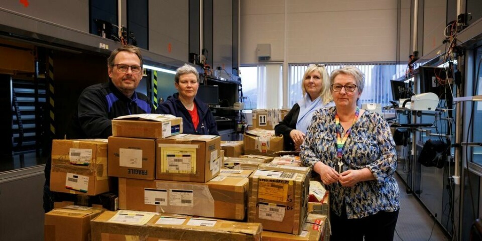 Det nærmer seg slutten for de som tar imot og sender pakker fra militærets base. Ingen har lyst til å forlate Andøya, og flere vurderer å førtidspensjonere seg. F.v.: Roger Wærnes, Anita Skavdal, Elaine Korneliussen og Brita Steffensen, alle NTL-medlemmer. Det nærmer seg slutten for de som tar imot og sender pakker fra militærets base. Ingen har lyst til å forlate Andøya, og flere vurderer å førtidspensjonere seg. F.v.: Roger Wærnes, Anita Skavdal, Elaine Korneliussen og Brita Steffensen, alle NTL-medlemmer.