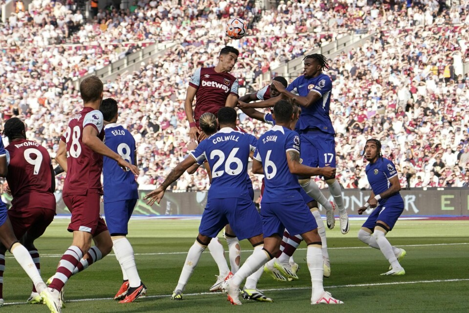 Nayef Aguerd (nærmest ball) headet West Ham i ledelsen mot Chelsea. Foto: Alberto Pezzali / AP Photo / NTB Nayef Aguerd (nærmest ball) headet West Ham i ledelsen mot Chelsea. Foto: Alberto Pezzali / AP Photo / NTB