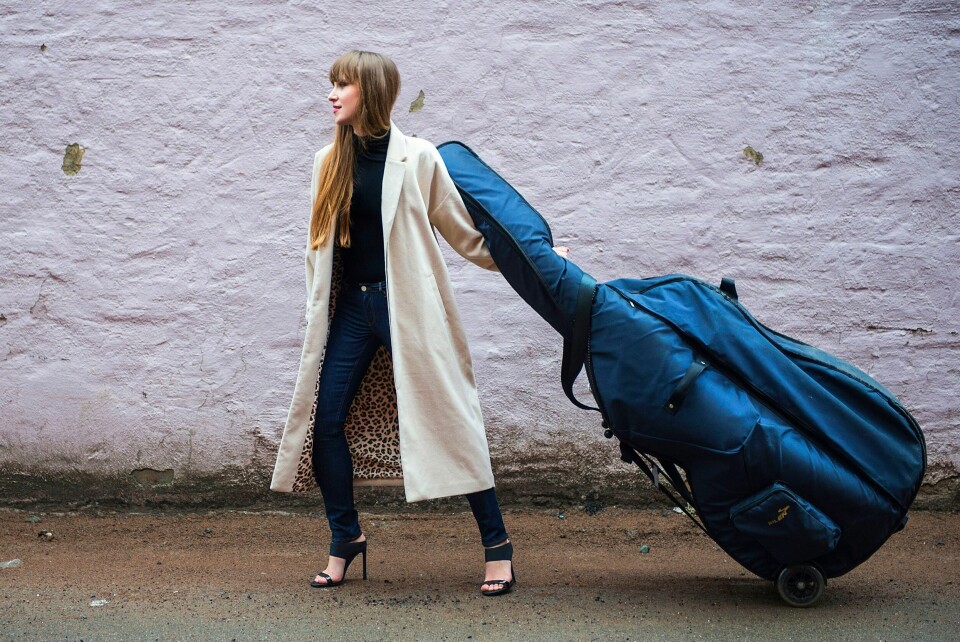 Ellen Andrea Wang gjør flere konserter under Oslo Jazzfestival. Har kontrabass, vil reise: Ellen Andrea Wang er på farten til Molde Jazzfestival – hvor det blir verdenspremiere for hennes nyeste idé, Kontrabassorkesteret. Der hun blir en av 14 bassister. Foto: Solveig Selj