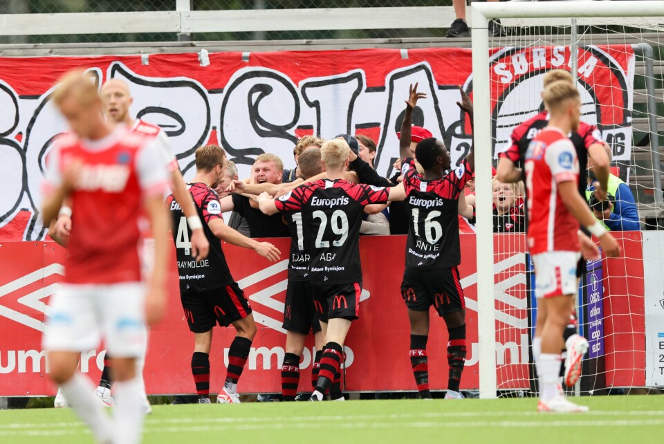 Fredrikstads spillere feirer scoring med tilhengerne i bortekampen mot Kongsvinger. Fredrikstad-spillerne jublet etter scoring. Foto: Geir Olsen / NTB