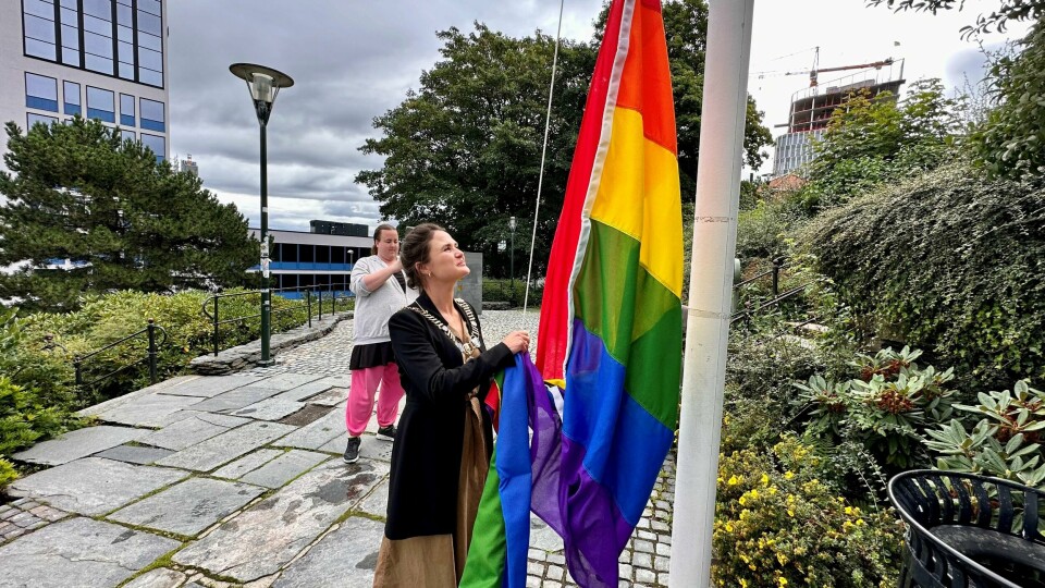 Stavanger-ordfører heiser regnbueflaggene i rådhustrappene fredag. Det markerte åpningen for Skeivå Rogaland Pride. Fram til 2. september blir det nærmere 50 ulike arrangementer, konserter, foredrag, debatter, turer og selvsagt prideparaden, som ordføreren ser fram til. Stavanger-ordfører heiser regnbueflaggene i rådhustrappene fredag. Det markerte åpningen for Skeivå Rogaland Pride. Fram til 2. september blir det nærmere 50 ulike arrangementer, konserter, foredrag, debatter, turer og selvsagt prideparaden, som ordføreren ser fram til.