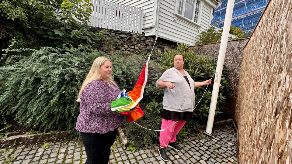 Festivalsjef Live Idland og Fri Rogaland-styreleder Karoline Skarstein fikk æren av å heise ett av flaggene ved rådhuset. Festivalsjef Live Idland og Fri Rogaland-styreleder Karoline Skarstein fikk æren av å heise ett av flaggene ved rådhuset.