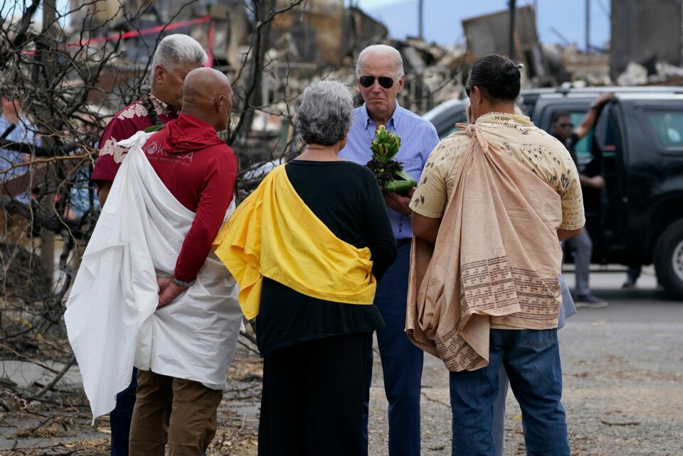 President Joe Biden og førstedame Jill Biden deltar i en velsignelsesseremoni med de eldste i Lahaina på Moku'ula mens de besøker områder som er ødelagt av skogbrannene på Maui. President Joe Biden og førstedame Jill Biden deltar i en velsignelsesseremoni med de eldste i Lahaina på Moku'ula mens de besøker områder som er ødelagt av skogbrannene på Maui