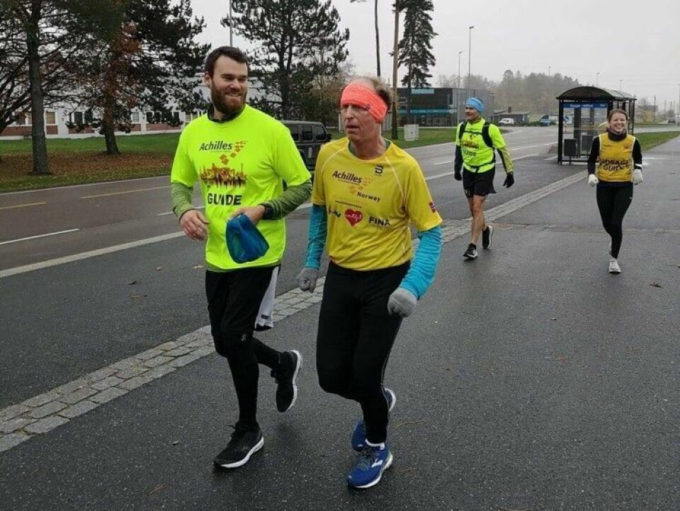 Arne Olav Løvik (t.h.) skal etter planen fullføre sin 100. maratonkonkurranse på lørdag. Her avbildet med tolk/ledsager Robin Karlsen (t.v). Tolk/ledsager Robin Karlsen (t.v) og Arne Olav Løvik