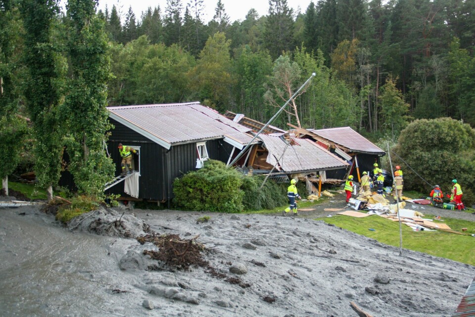 En person døde i raset i Hennset i Heim kommune i september 2022. En ekspertgruppe mener ulykken kunne vært unngått dersom Statens vegvesen hadde gjort en bedre jobb. Foto: Kåre Hendset / NTB Et ras traff fredag kveld et hus i Valsøyfjorden i Heim kommune i Trøndelag.Foto: Kåre Hendset / NTB