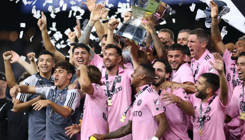 Lionel Messi kunne heise trofeet og juble sammen med sine nye lagkamerater i Miami etter lagets første seier i Leagues Cup. Lionel Messi kunne heise trofeet og juble sammen med sine nye lagkamerater i Miami etter lagets første seier i Leagues Cup.