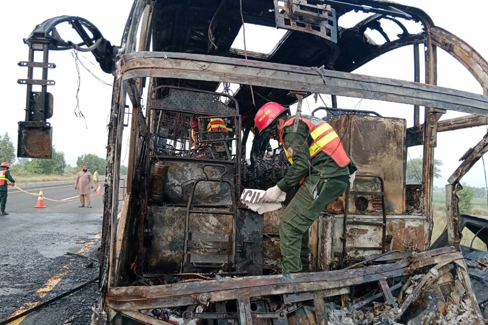 Den utbrente bussen blir inspisert etter en trafikkulykke i Pakistan der minst 18 mennesker mistet livet. Den utbrente bussen blir inspisert etter en trafikkulykke i Pakistan der minst 18 mennesker mistet livet. Foto: Rescue 1122 Emergency Department vis AP / NTB