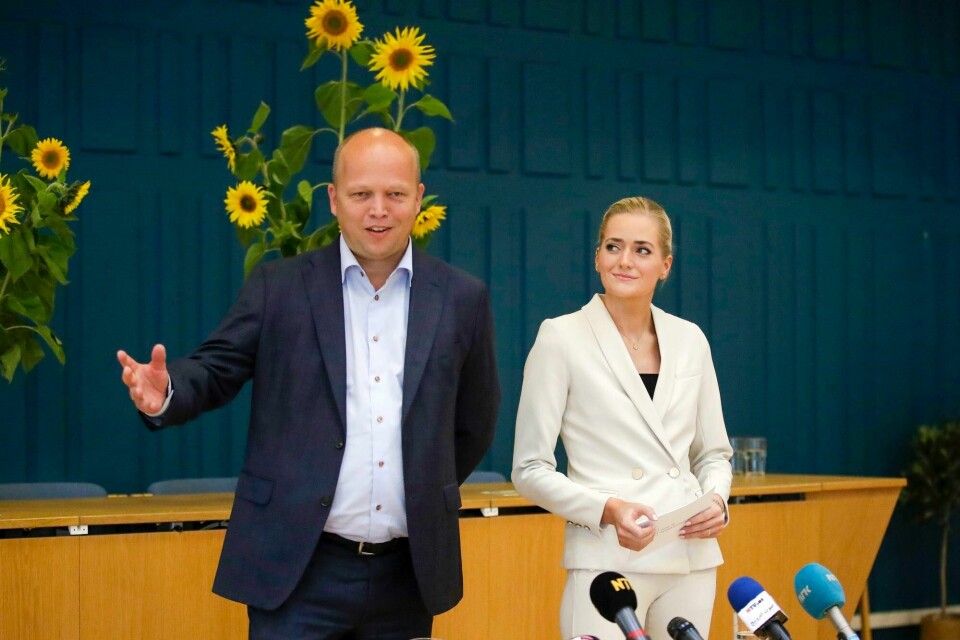 Nå harselerer kommentatorene i Oslo-pressen med Senterpartiet igjen. Det borger for en god valgkampinnspurt for finansminister Trygve Slagsvold Vedum og Justis- og beredskapsminister Emilie Enger Mehl. Nå harselerer kommentatorene i Oslo-pressen med Senterpartiet igjen. Det borger for en god valgkampinnspurt for finansminister Trygve Slagsvold Vedum og Justis- og beredskapsminister Emilie Enger Mehl.