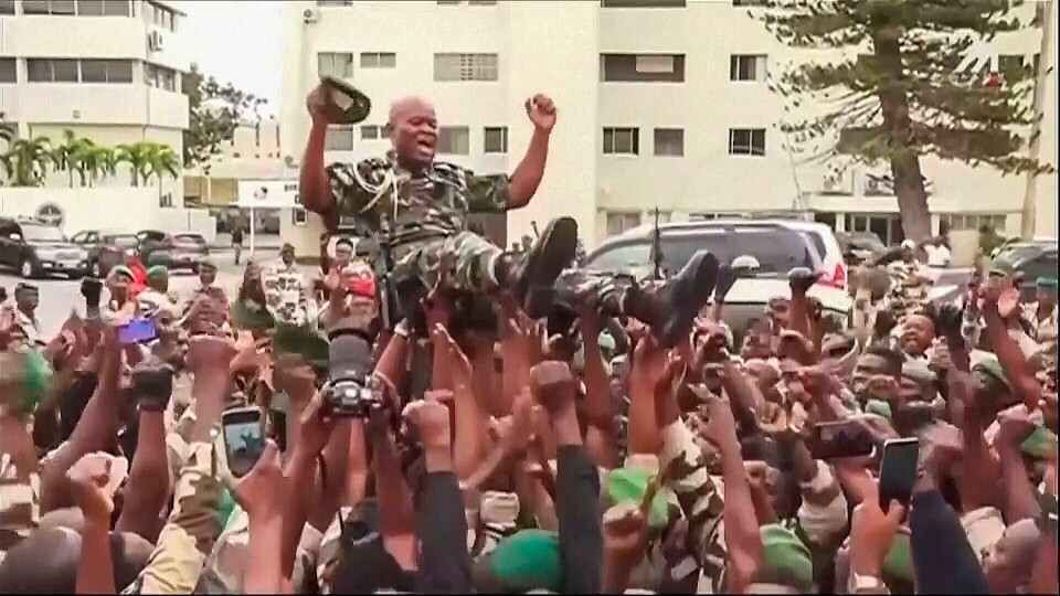 General Brice Clothaire Oligui Nguema ble båret på gullstol av tilhengere i Gabons hovedstad Libreville onsdag, etter at de militære i landet hevdet å ha grepet makten i et kupp. General Brice Clothaire Oligui Nguema ble båret på gullstol av tilhengere i Gabons hovedstad Libreville onsdag, etter at de militære i landet hevdet å ha grepet makten i et kupp. Foto: Gabon24 / AP / NTB