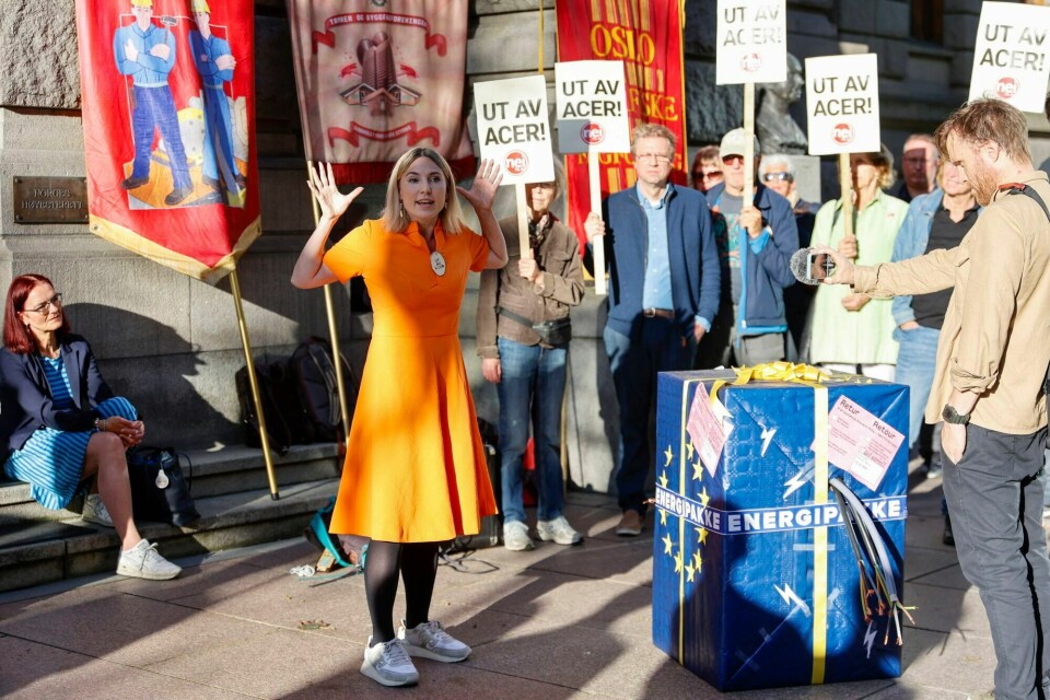 Rødt-politiker Sofie Marhaug deltar når ACER-søksmålet og Norges forhold til EU er oppe i høyesterett. Dagsavisen er også til stede. Men de borgerlige avisene glimrer med sitt fravær. Hvorfor, spør vår kommentator. Rødt-politiker Sofie Marhaug deltar når ACER-søksmålet og Norges forhold til EU er oppe i høyesterett. Dagsavisen er også til stede. Men de borgerlige avisene glimrer med sitt fravær. Hvorfor, spør vår kommentator.