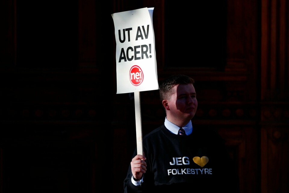 Denne uka tar høyesterett stilling til om Norges tilslutning til ACER er gjort på feilaktig grunnlag. Det er en historisk rettssak om Norges forhold til EU, skriver vår kommentator. På bildet viser Ungdom mot EU-leder Kim René Hamre hva som står på spill. Denne uka tar høyesterett stilling til om Norges tilslutning til ACER er gjort på feilaktig grunnlag. Det er en historisk rettssak om Norges forhold til EU, skriver vår kommentator. På bildet viser Ungdom mot EU-leder Kim René Hamre hva som står på spill.