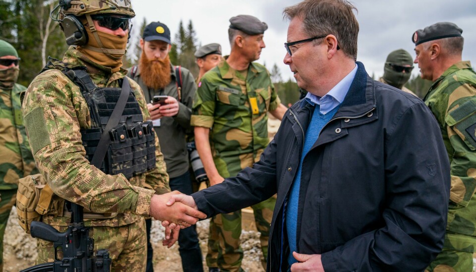 Forsvarsminister Bjørn Arild Gram hilser på en ukrainsk soldat som deltok i opplæring med Heimevernet i Trøndelag i mai i år. Forsvarsminister Bjørn Arild Gram hilser på en ukrainsk soldat som deltok i opplæring med Heimevernet i Trøndelag i mai i år.Foto: Fredrik Varfjell / NTB