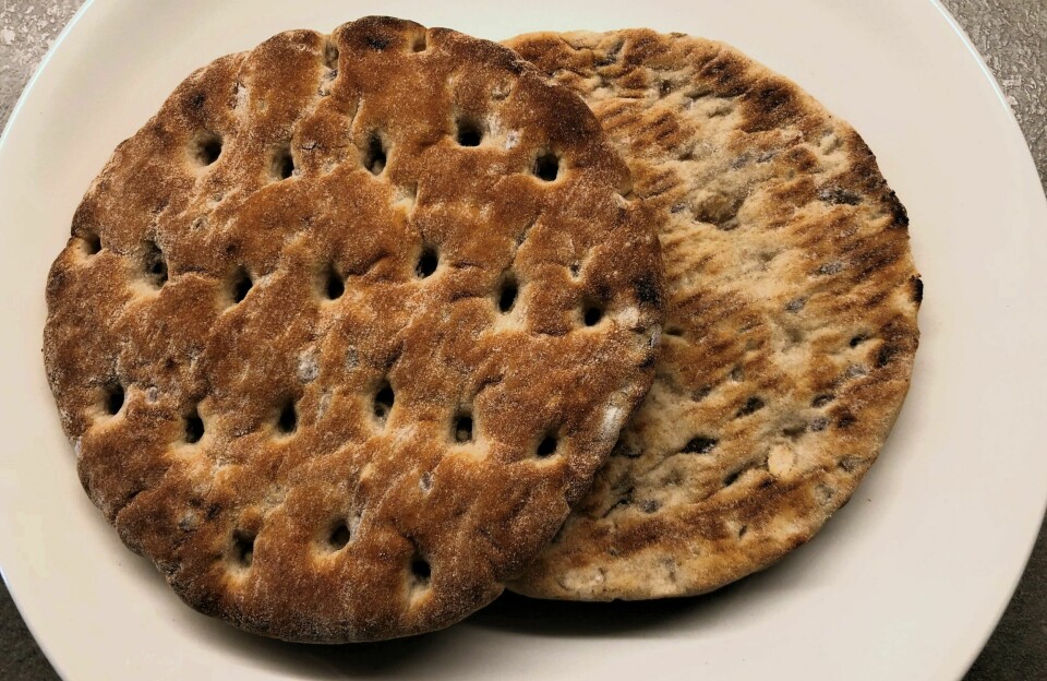 Polarbrød har, i likhet med knekkebrød, en ruglete overside og en glatt underside. På hvilken side er det riktig å smøre pålegget? Polarbrød har, i likhet med knekkebrød, en ruglete overside og en glatt underside. På hvilken side er det riktig å smøre pålegget?