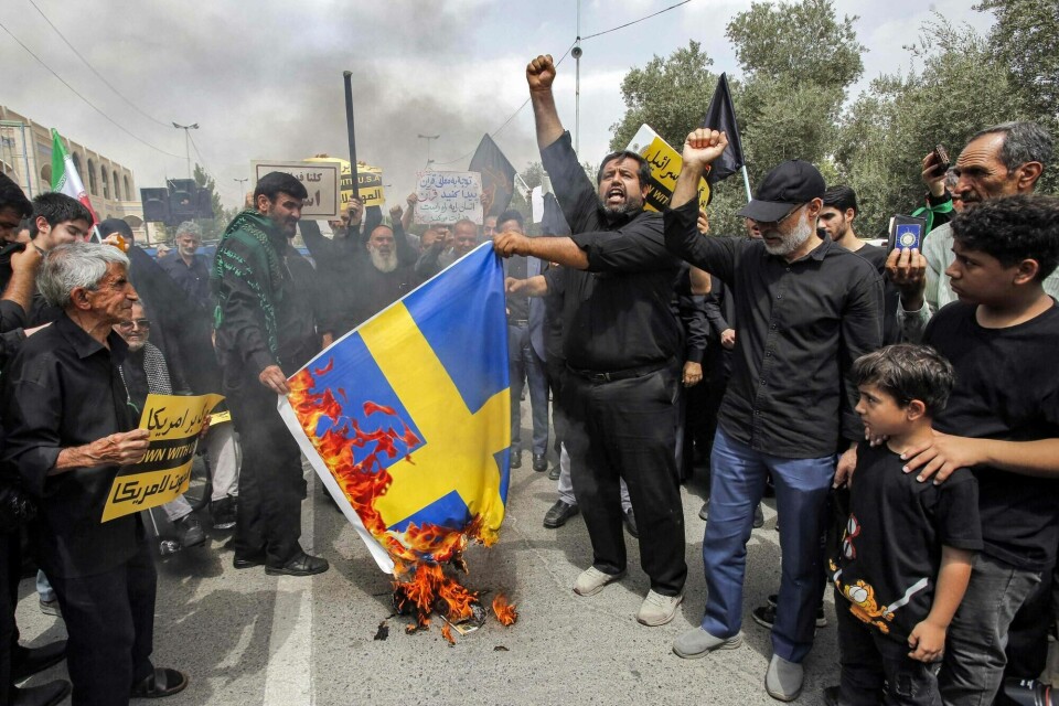 Demonstranter i Teheran brant i juli det svenske flagget i protest mot koranbrenningene. Demonstranter i Teheran brant i juli det svenske flagget i protest mot koranbrenningene.