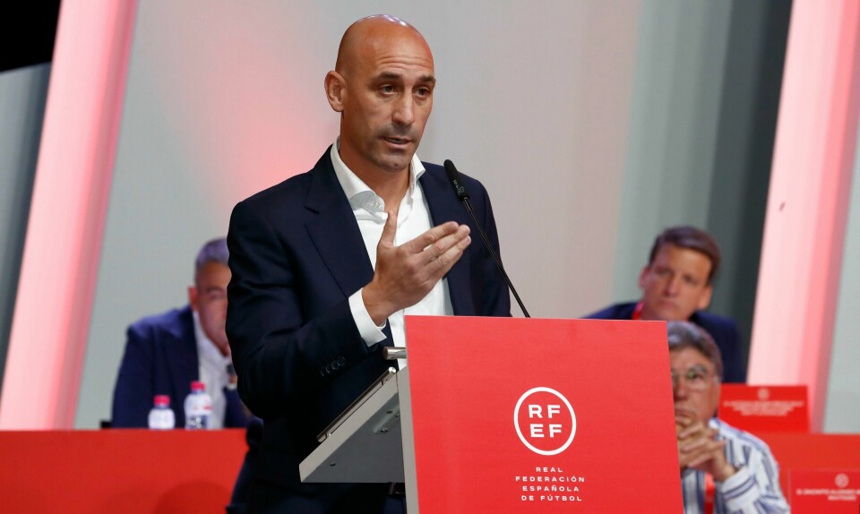 Det stormer rundt Luis Rubiales, som nå blir bedt om å gå av. Luis Rubiales. Foto: RFEF / Europa Press via AP / NTB