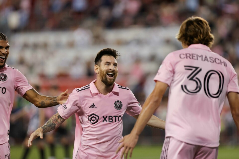 Lionel Messi jubler for sitt første MLS-mål i debuten, etter en enestående veggspill med lagkamerat Benjamin Cremaschi Lionel Messi jubler for sitt første MLS-mål i debuten, etter en enestående veggspill med lagkamerat Benjamin Cremaschi