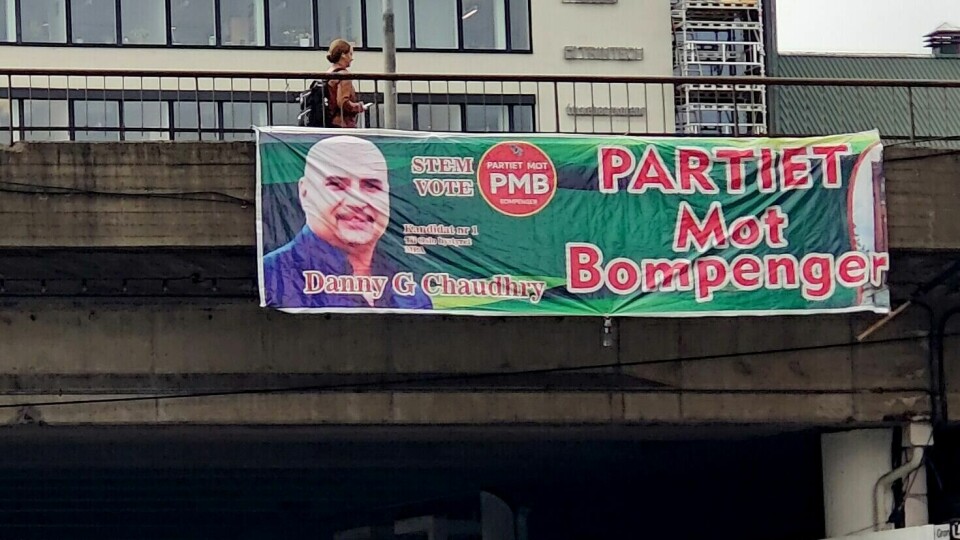 Danny Chaudrys nye «Partiet mot Bompenger» har hengt opp dette banneret på Grønland i Oslo. Banner på Nylandsbrua i Oslo